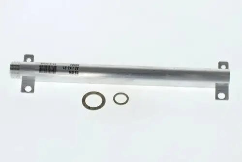 Silberner Aluminium-Rohrsatz mit Gewinde und zwei Montageplatten, sowie zwei Unterlegscheiben. Geeignet für Gasgeräte, hergestellt von Bosch.